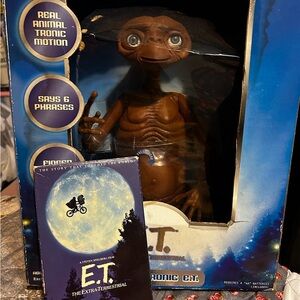 E.T. Toys R Us exclusive animaltronic + E.T. VHS
